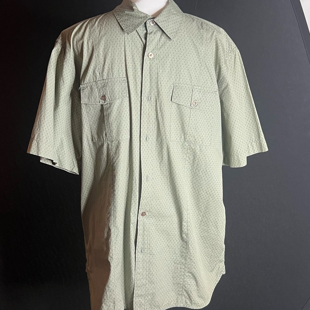 Men’s size large button-down shirt. Structure. Good condition. Vintage.
